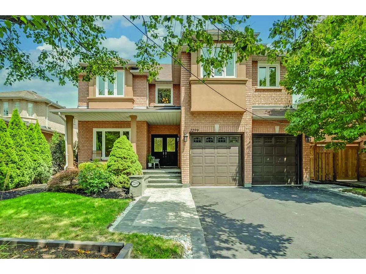 Picture of Home For Sale in Oakville, Ontario, Canada