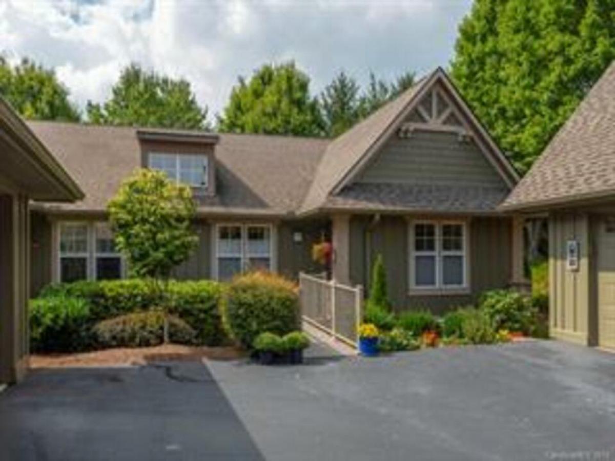 Picture of Home For Sale in Hendersonville, North Carolina, United States