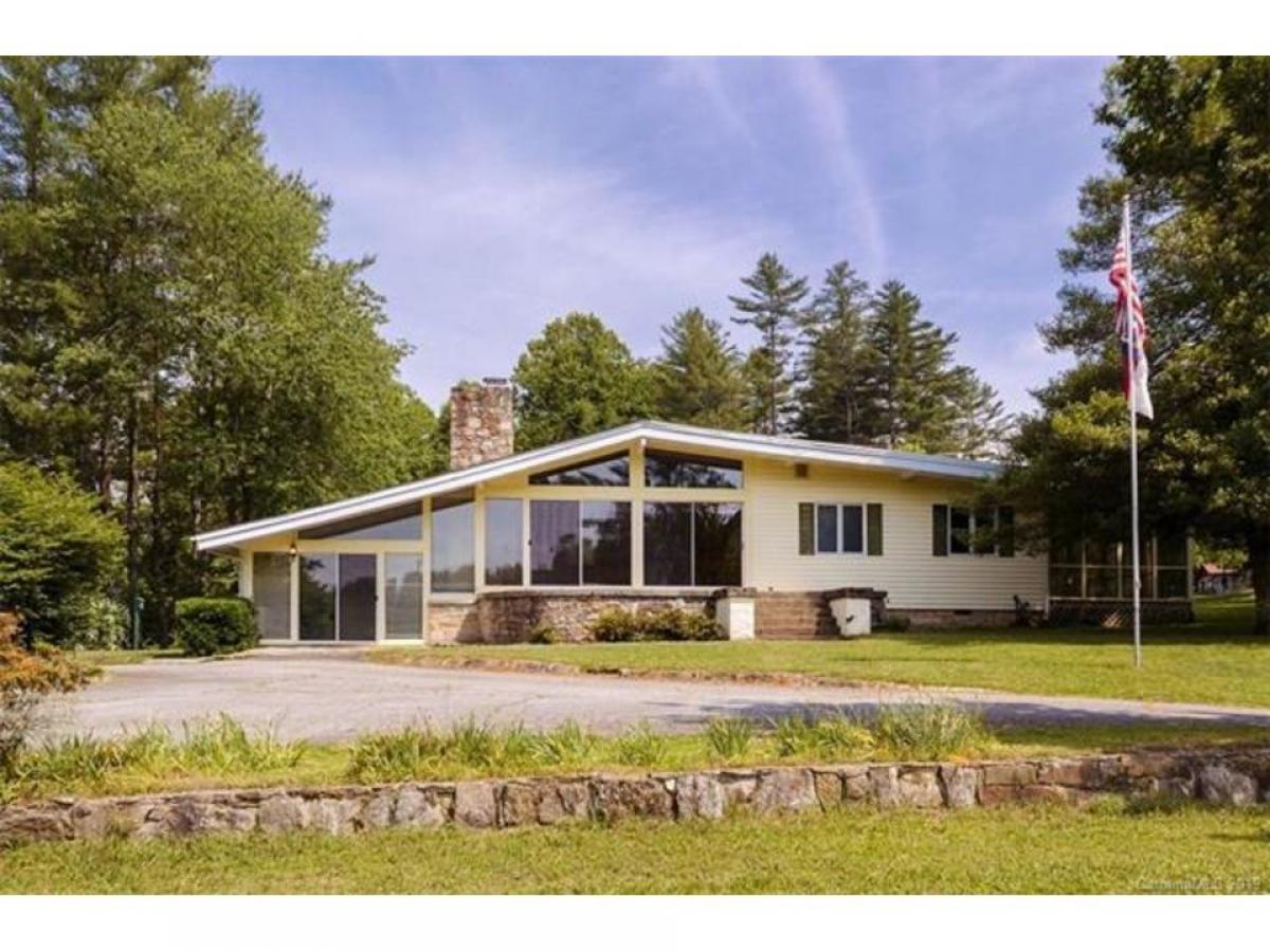 Picture of Home For Sale in Hendersonville, North Carolina, United States