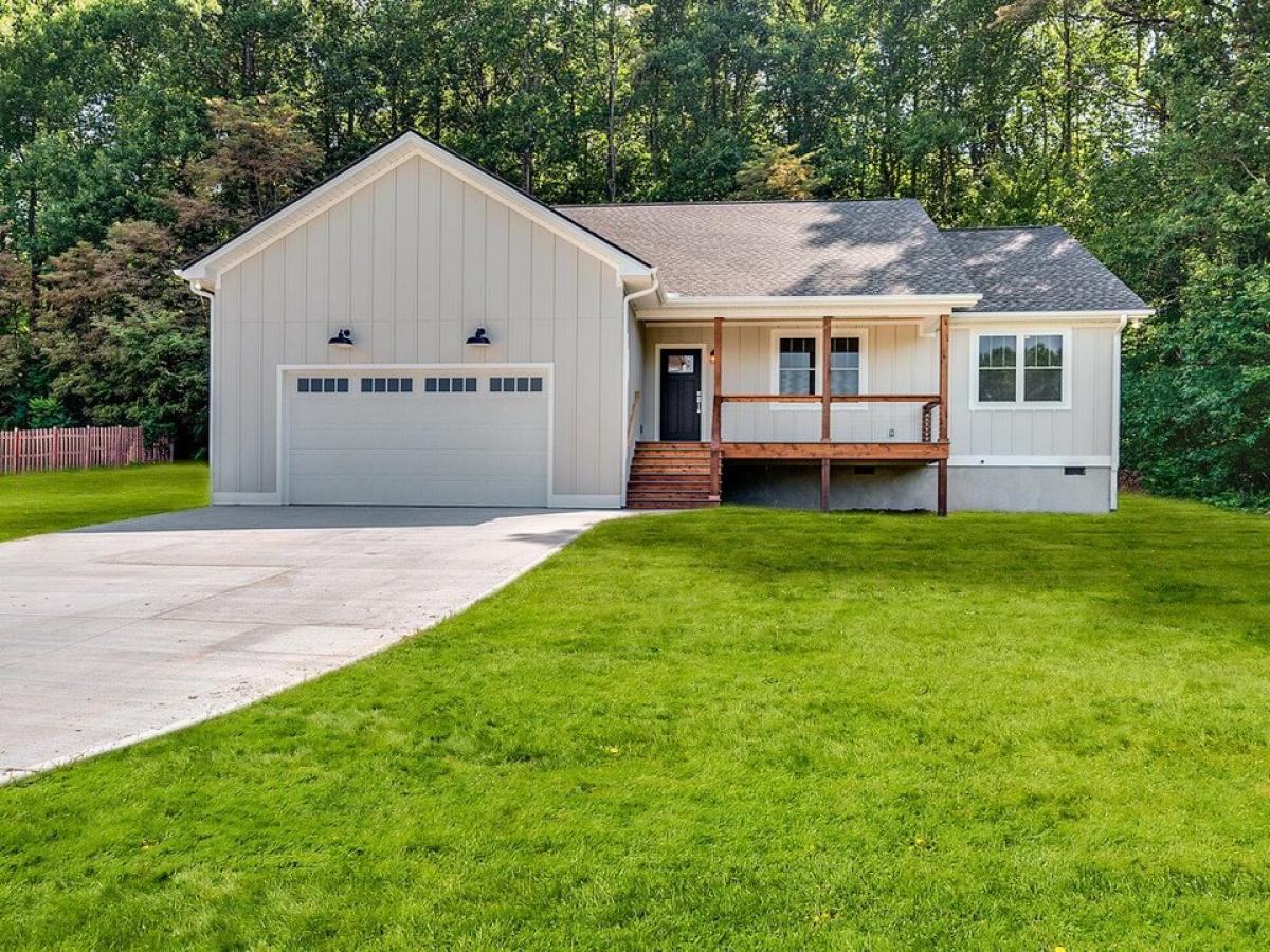 Picture of Home For Sale in Hendersonville, North Carolina, United States