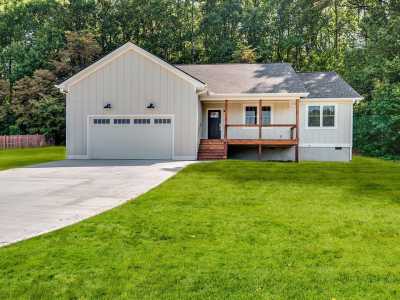 Home For Sale in Hendersonville, North Carolina