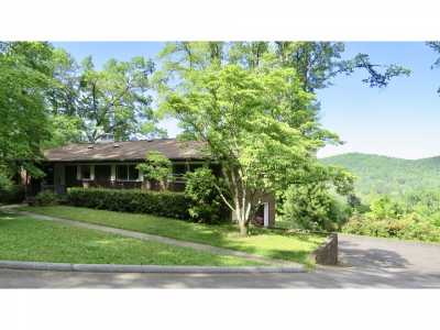 Home For Sale in Hendersonville, North Carolina