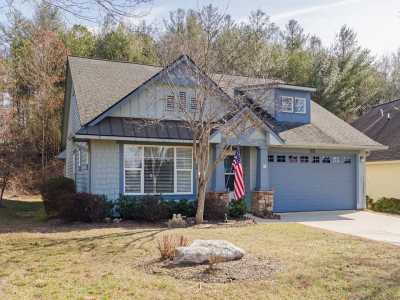 Home For Sale in Hendersonville, North Carolina