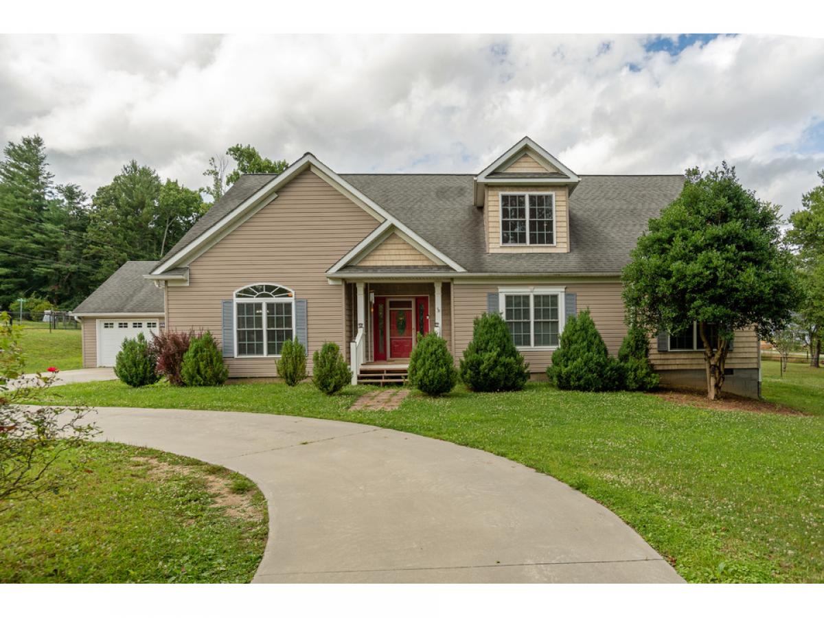 Picture of Home For Sale in Hendersonville, North Carolina, United States