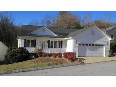 Home For Sale in Hendersonville, North Carolina