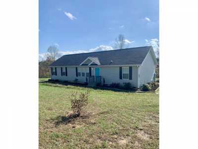 Home For Sale in Hendersonville, North Carolina