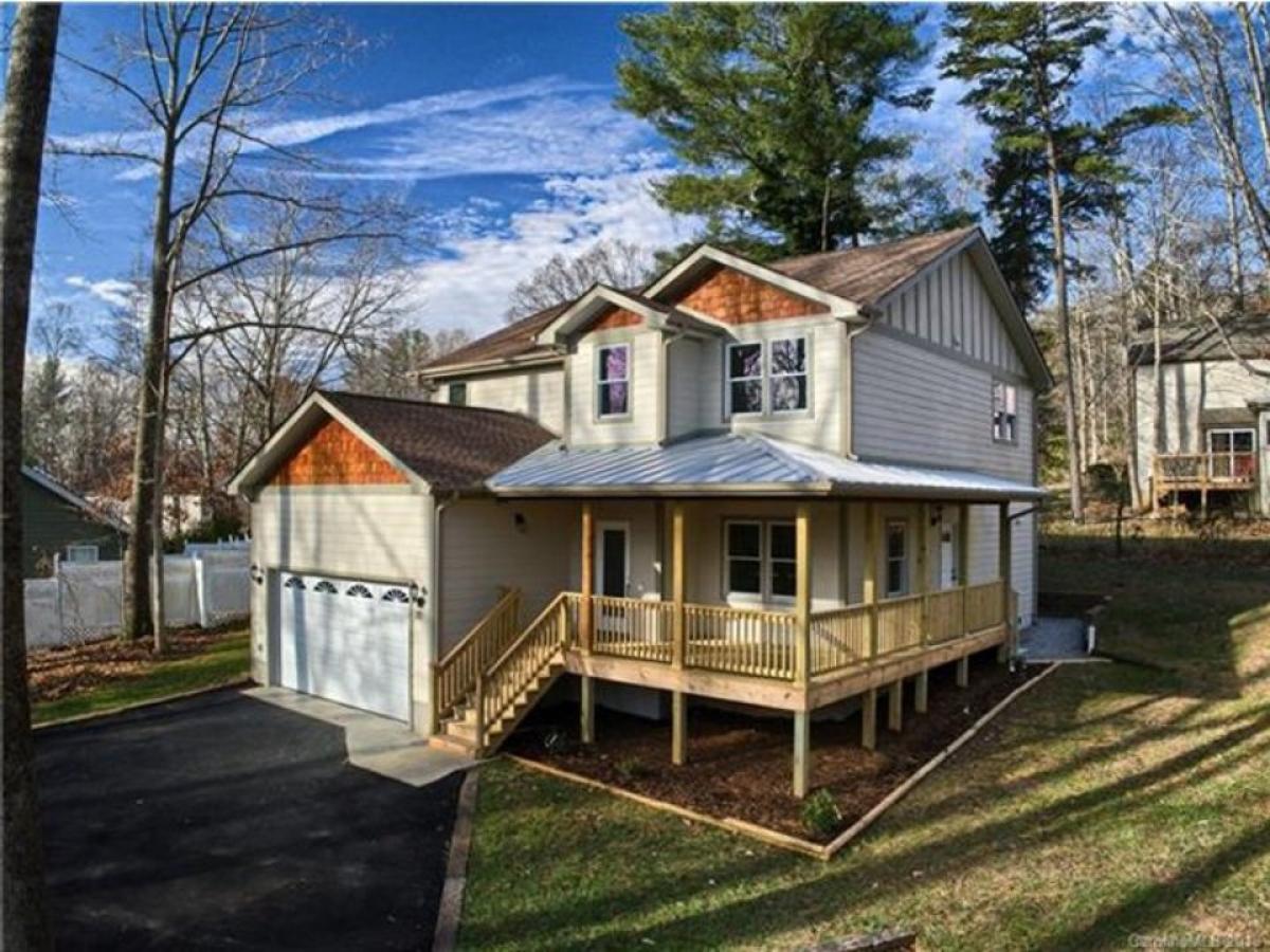 Picture of Home For Sale in Hendersonville, North Carolina, United States