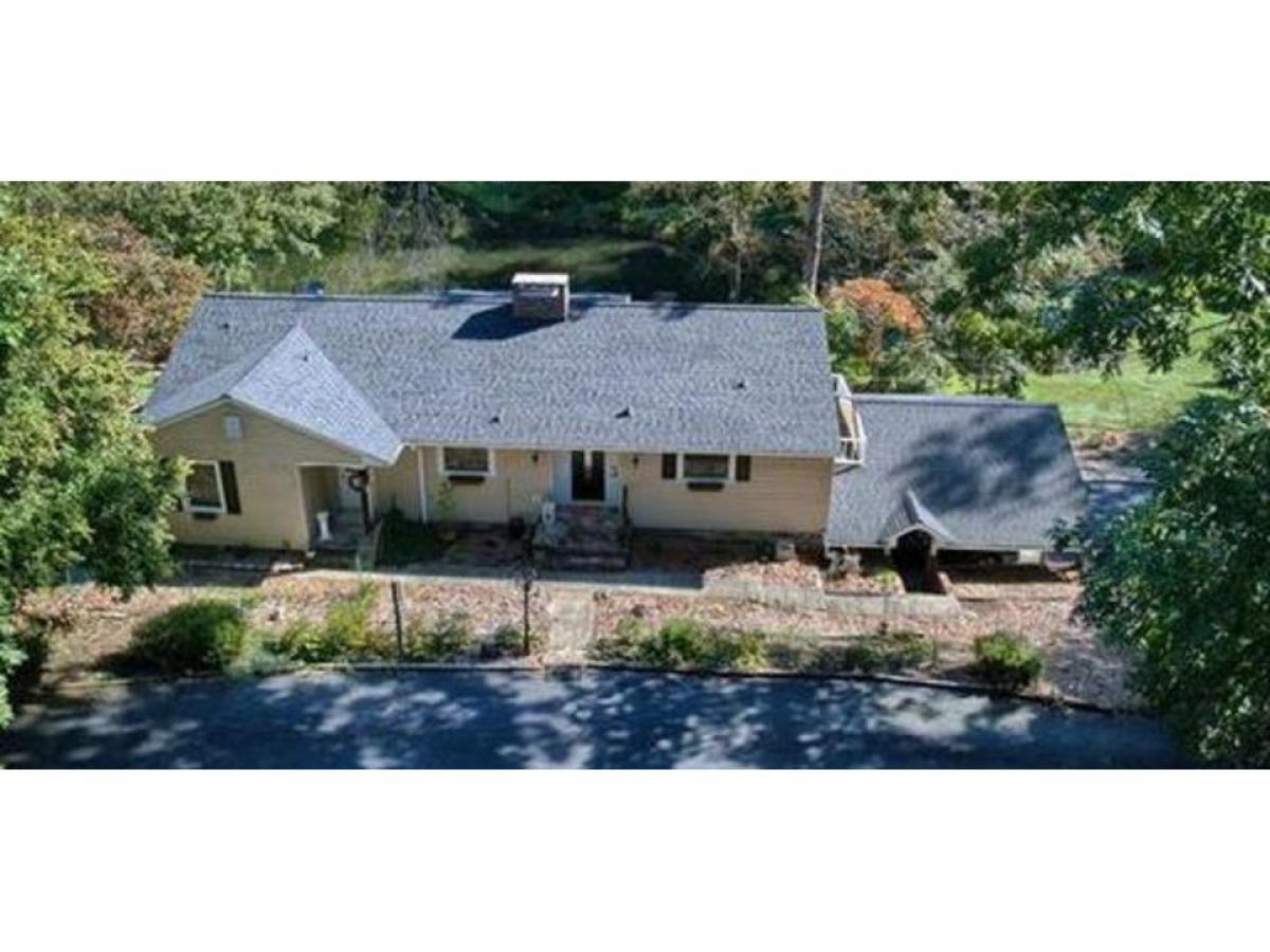 Picture of Home For Sale in Hendersonville, North Carolina, United States