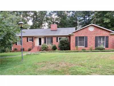 Home For Sale in Hendersonville, North Carolina