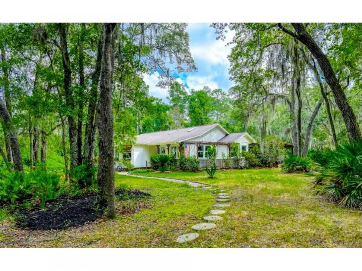 Picture of Home For Sale in San Mateo, Florida, United States