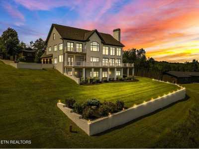 Home For Sale in Dandridge, Tennessee