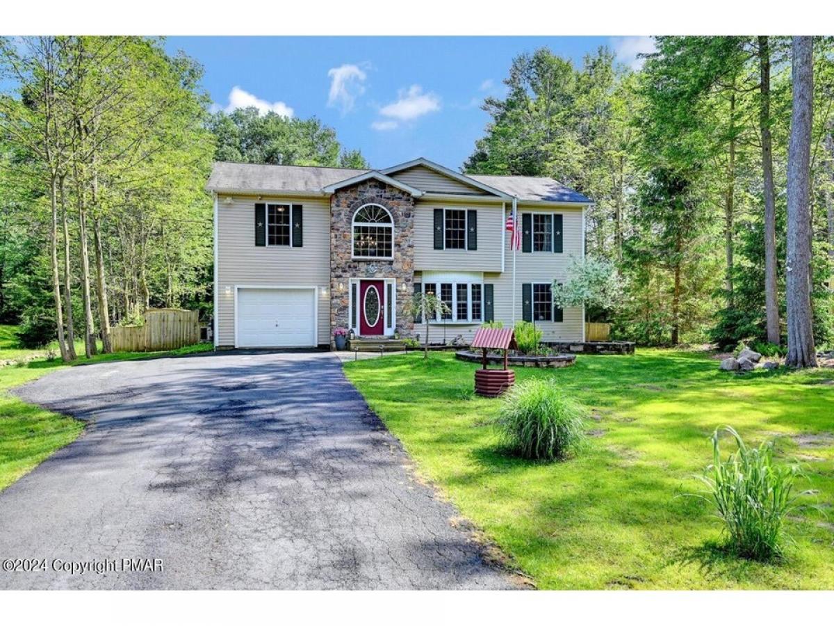 Picture of Home For Sale in Pocono Summit, Pennsylvania, United States