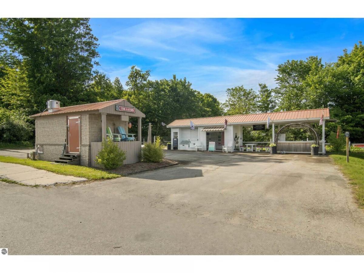 Picture of Home For Sale in Benzonia, Michigan, United States