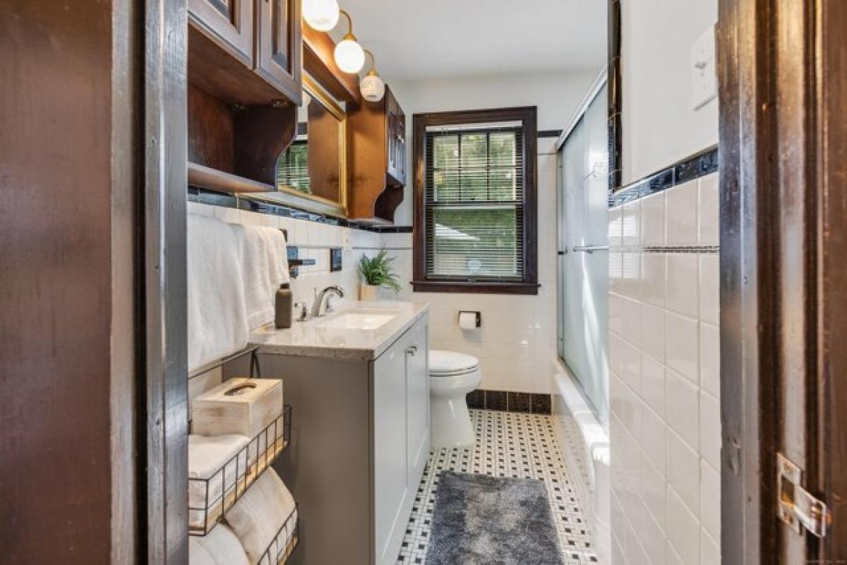 Picture of Home For Sale in Waterbury, Connecticut, United States