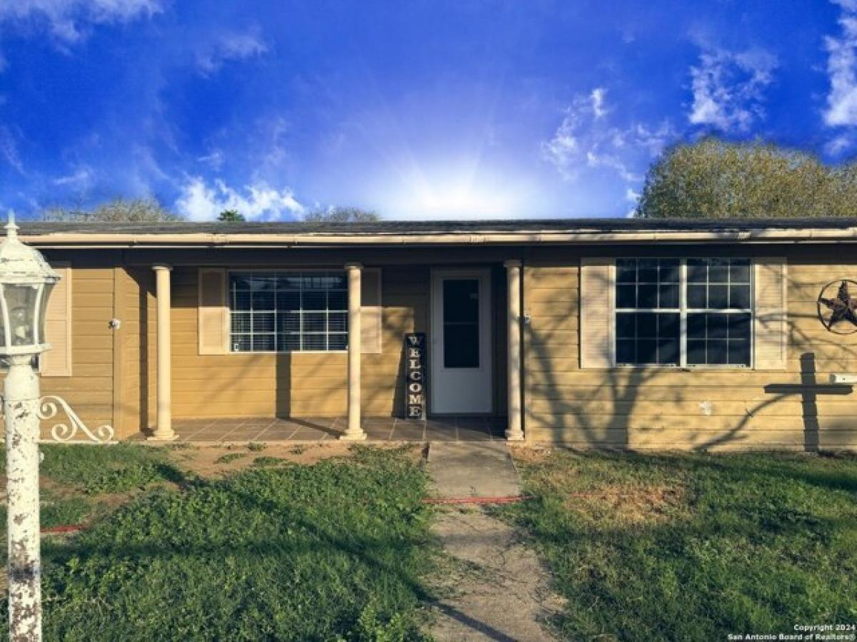 Picture of Home For Sale in Cotulla, Texas, United States