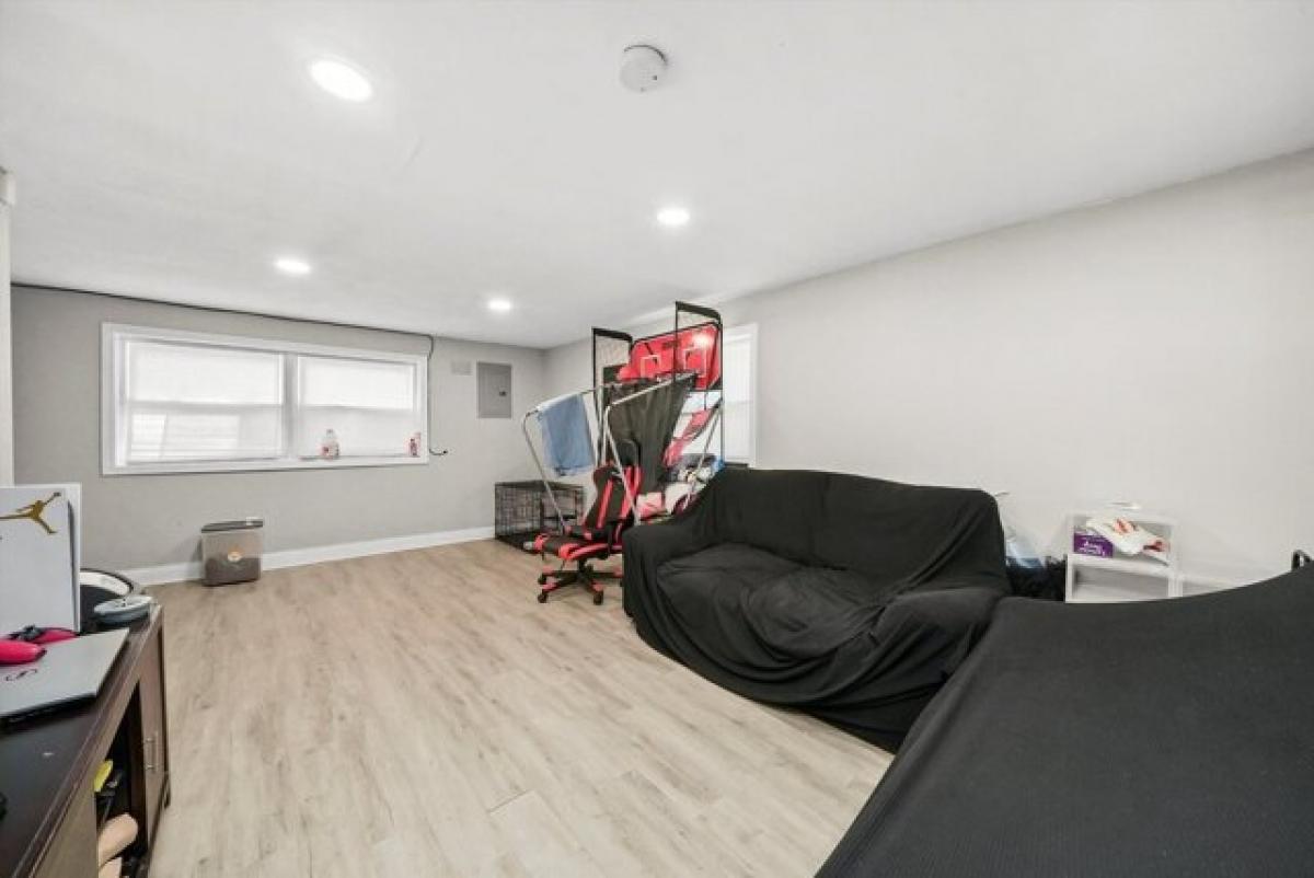 Picture of Home For Sale in South Holland, Illinois, United States