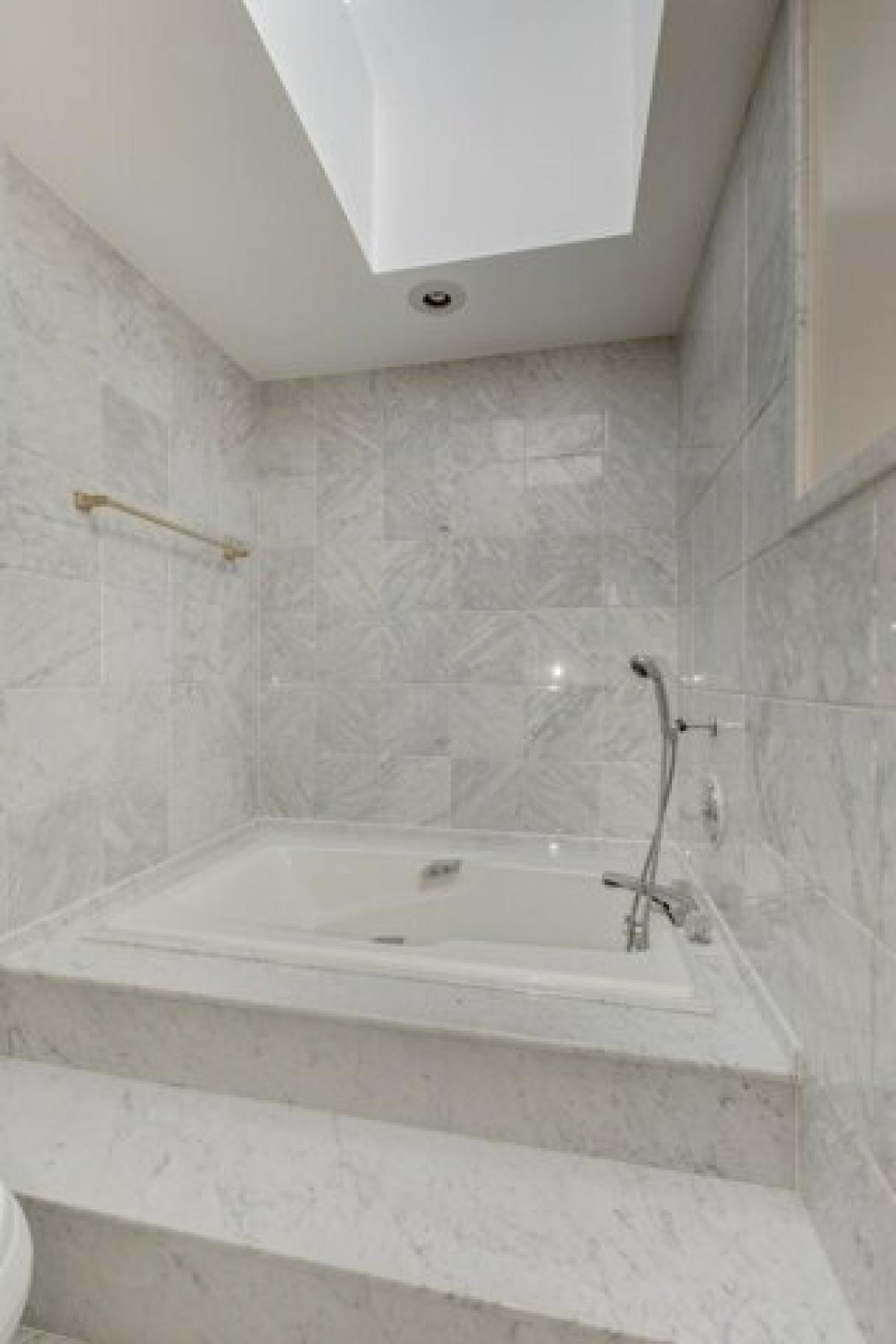 Picture of Home For Sale in Chevy Chase, Maryland, United States