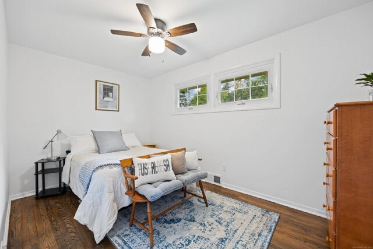 Picture of Home For Sale in Cheshire, Connecticut, United States