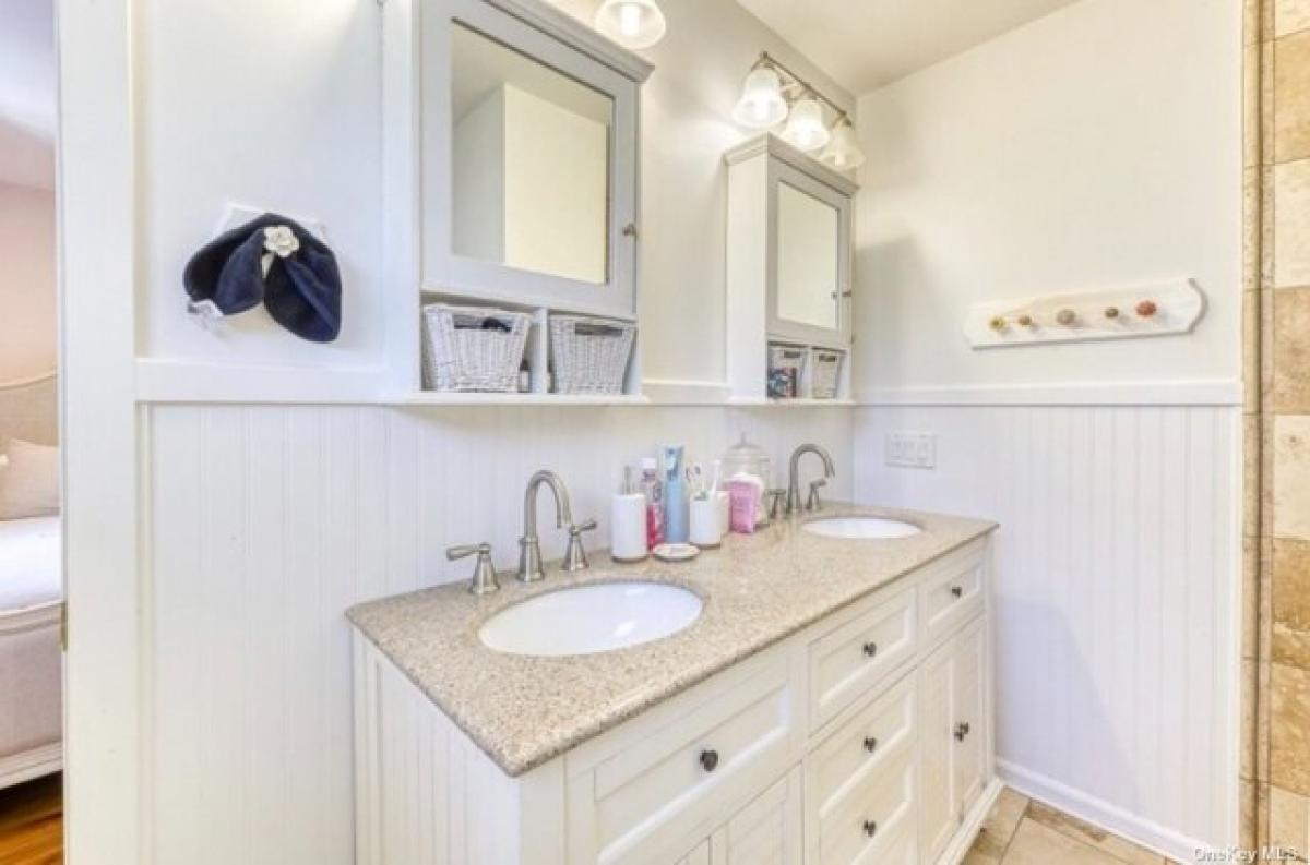 Picture of Home For Sale in East Moriches, New York, United States