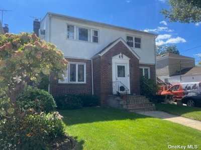 Home For Sale in Valley Stream, New York