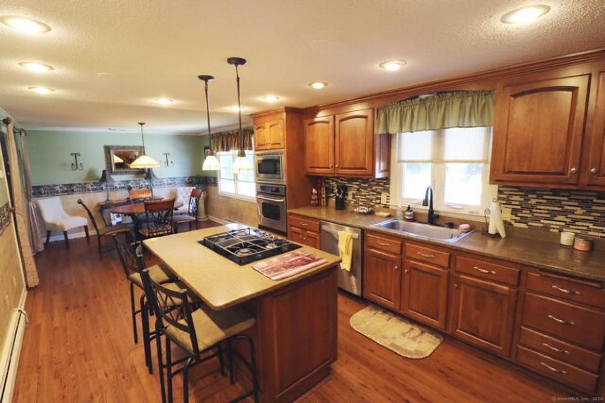 Picture of Home For Sale in Cromwell, Connecticut, United States