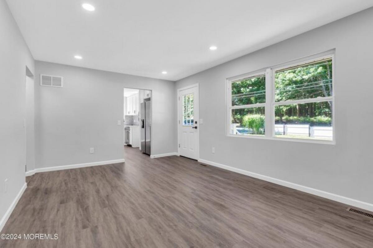 Picture of Home For Sale in Manalapan, New Jersey, United States