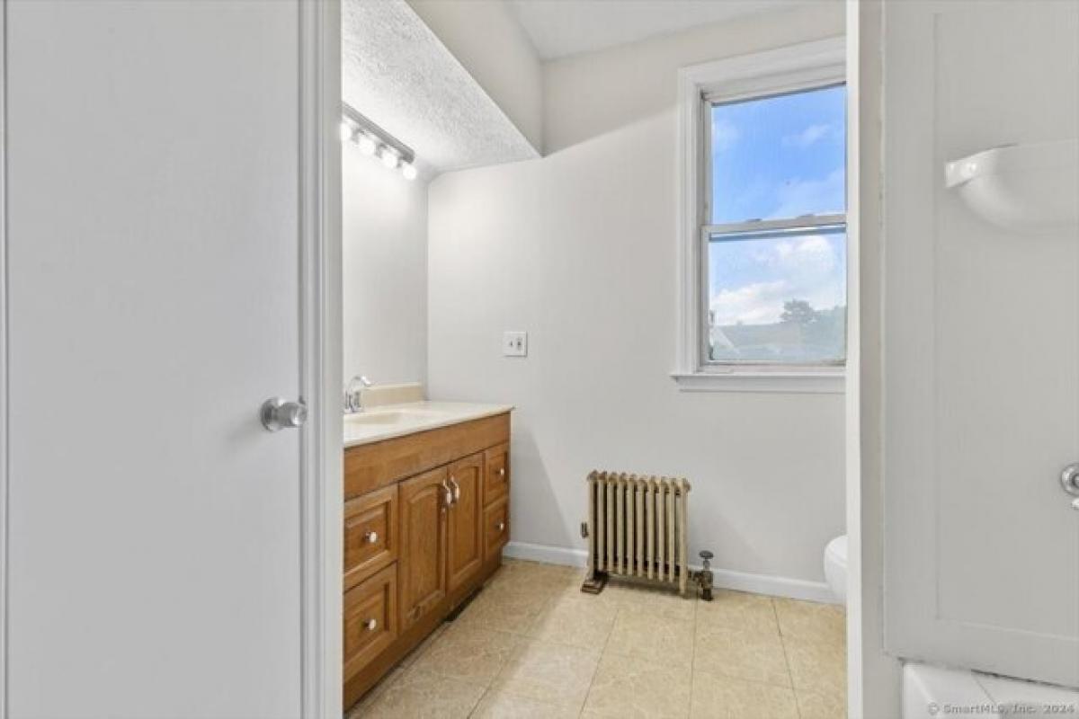 Picture of Home For Sale in Vernon, Connecticut, United States