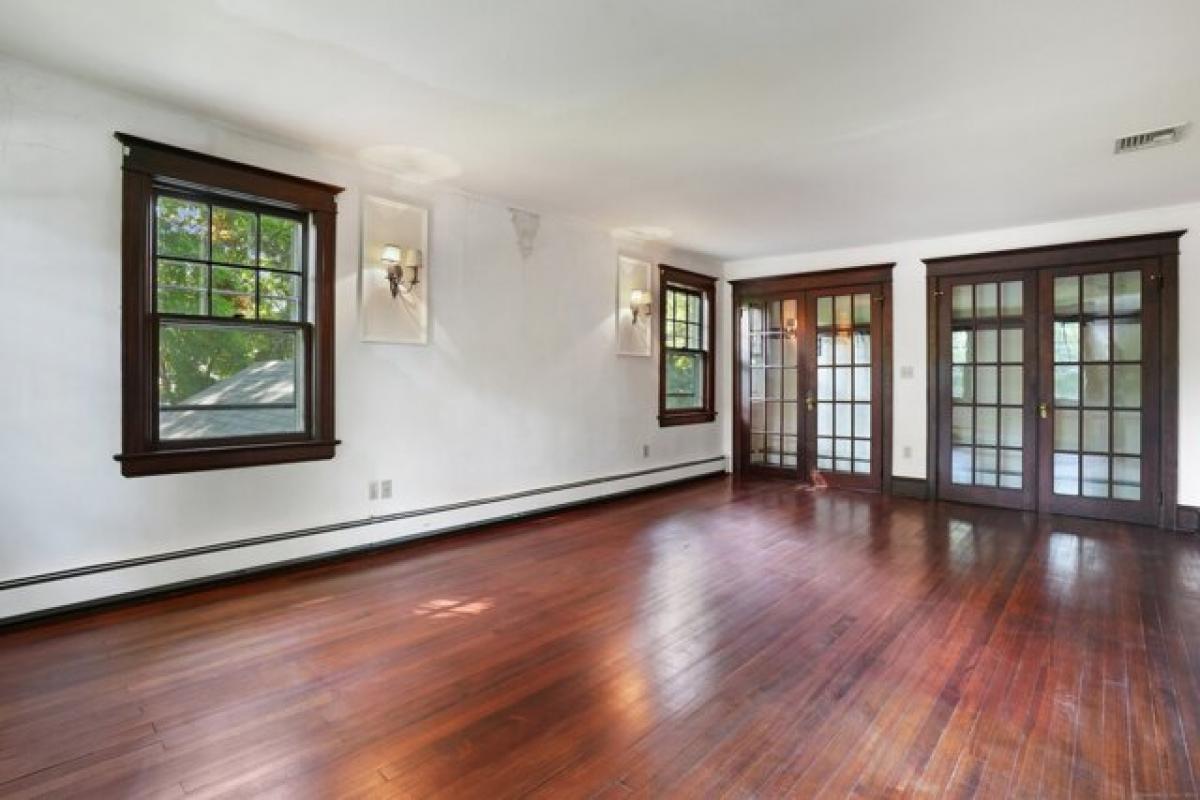 Picture of Home For Sale in Westport, Connecticut, United States