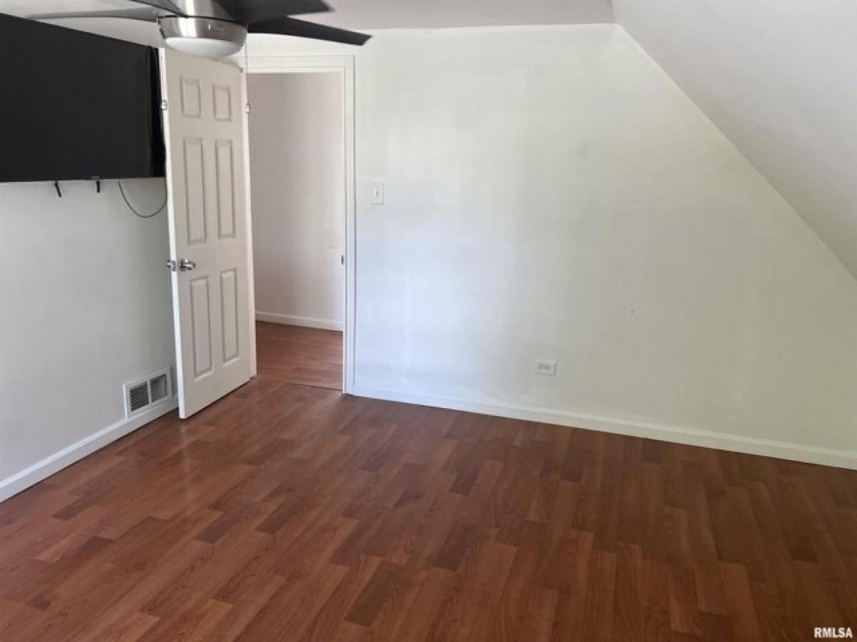 Picture of Home For Sale in Jacksonville, Illinois, United States