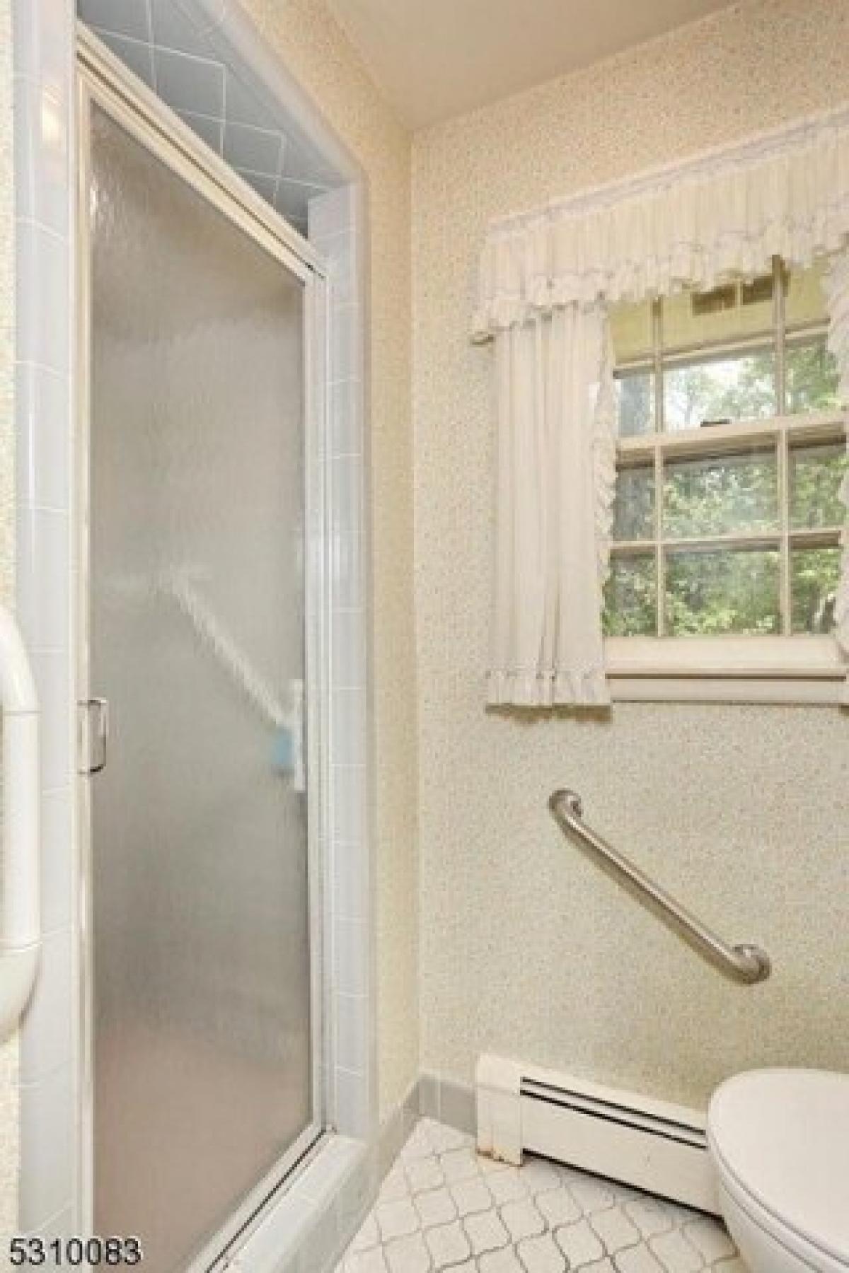 Picture of Home For Sale in Franklin Lakes, New Jersey, United States