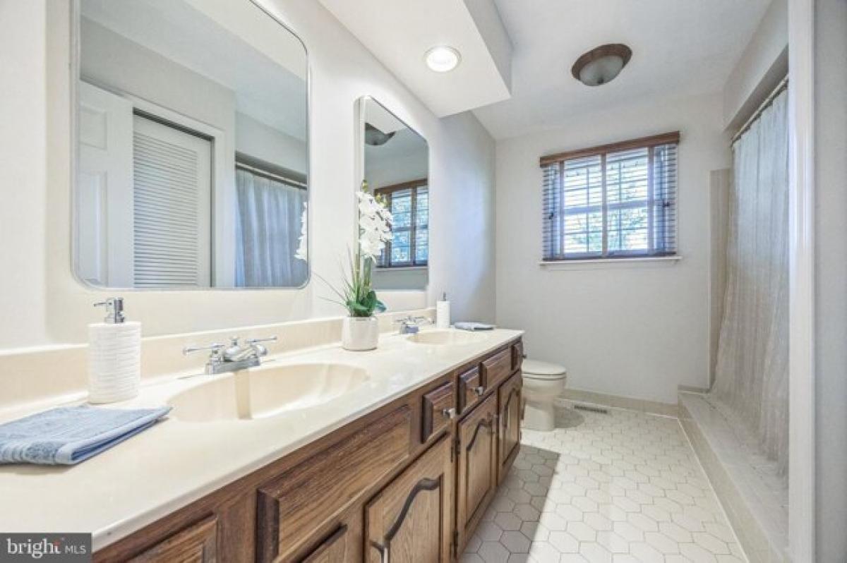 Picture of Home For Sale in Cherry Hill, New Jersey, United States