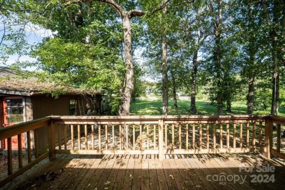 Picture of Home For Sale in Hendersonville, North Carolina, United States