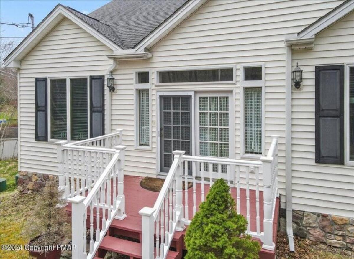 Picture of Home For Sale in Pocono Lake, Pennsylvania, United States