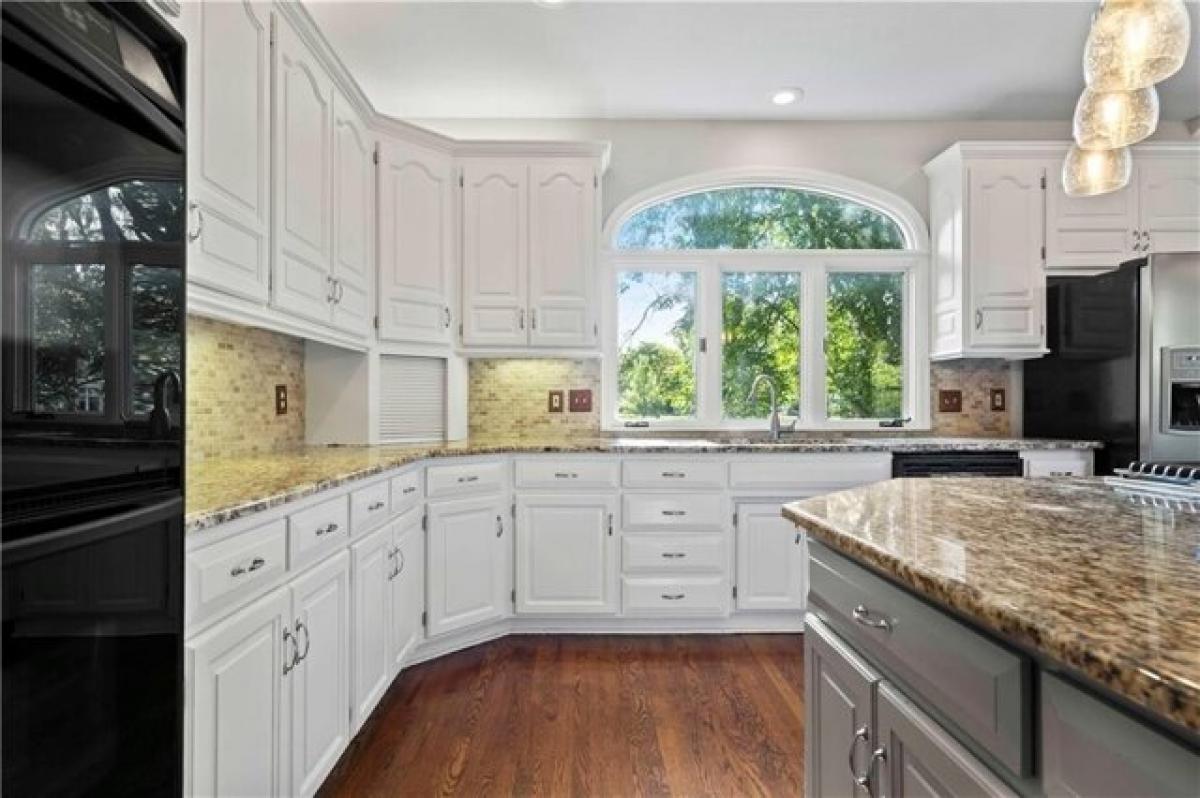 Picture of Home For Sale in Overland Park, Kansas, United States