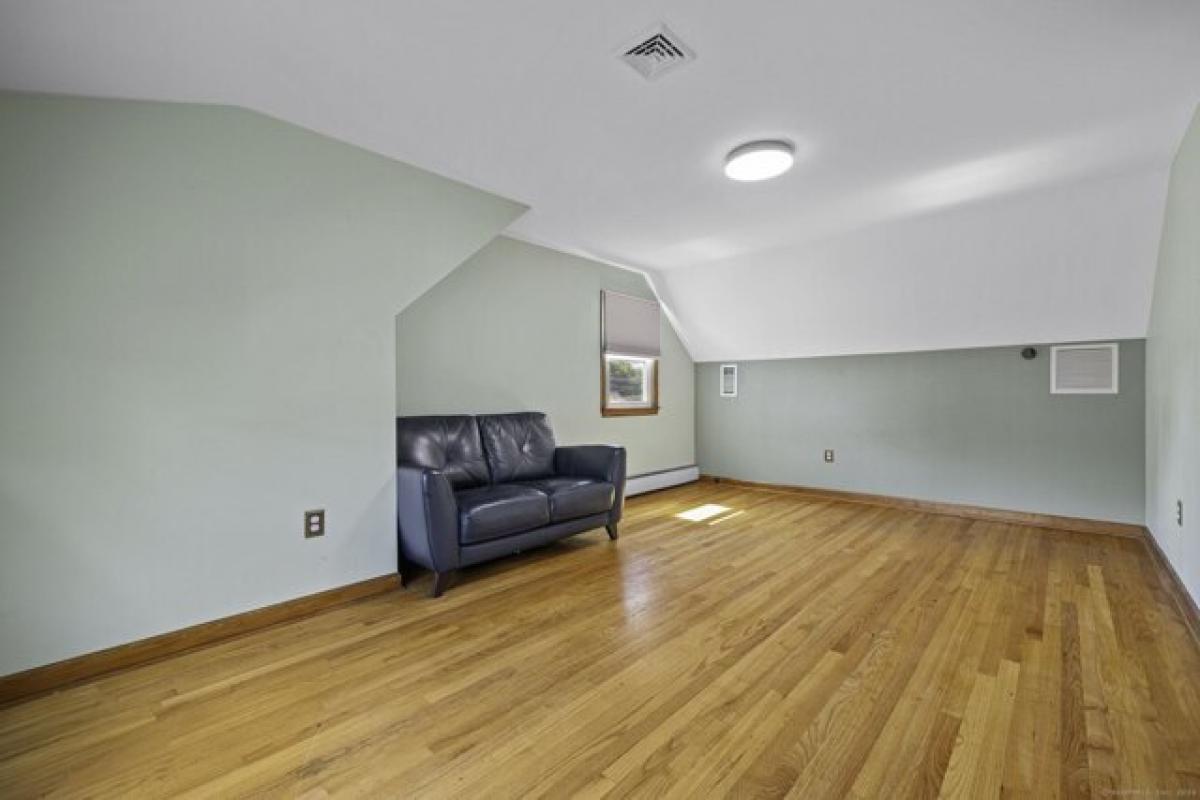 Picture of Home For Sale in Milford, Connecticut, United States