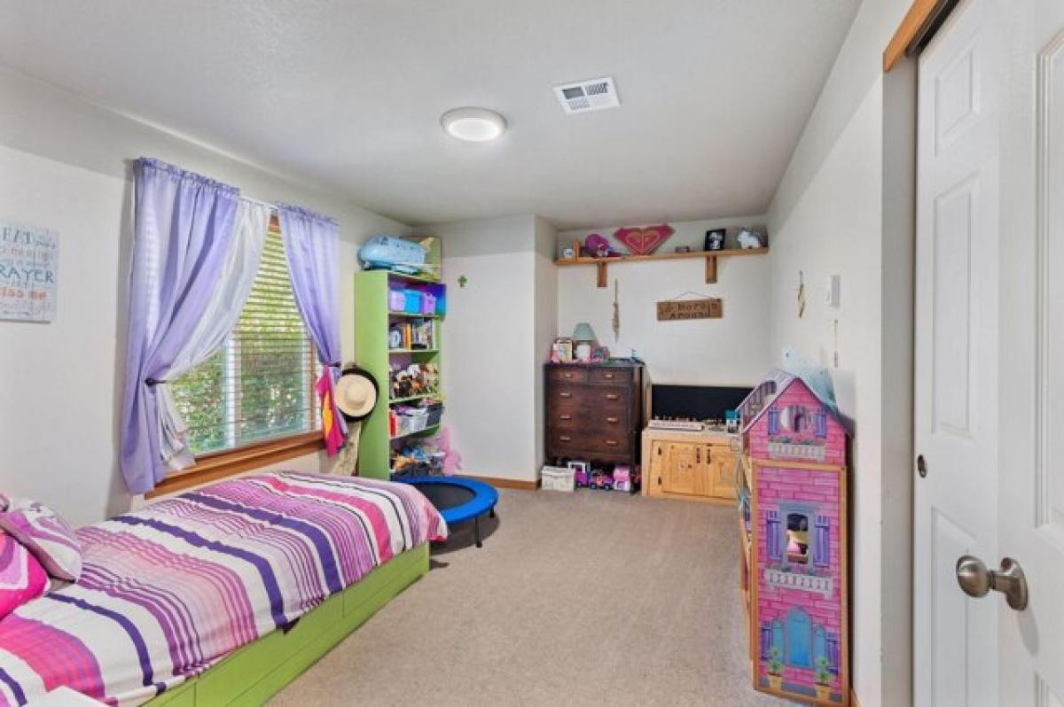 Picture of Home For Sale in Cave Junction, Oregon, United States