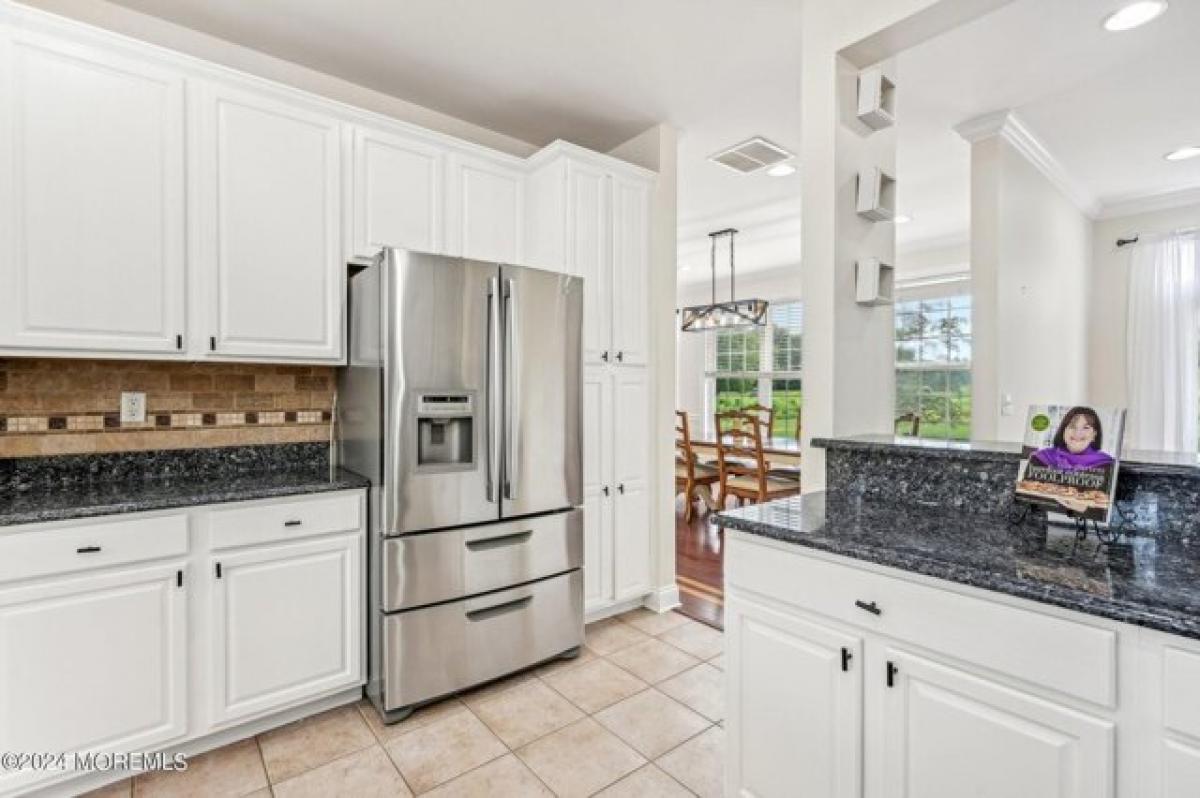 Picture of Home For Sale in Manalapan, New Jersey, United States