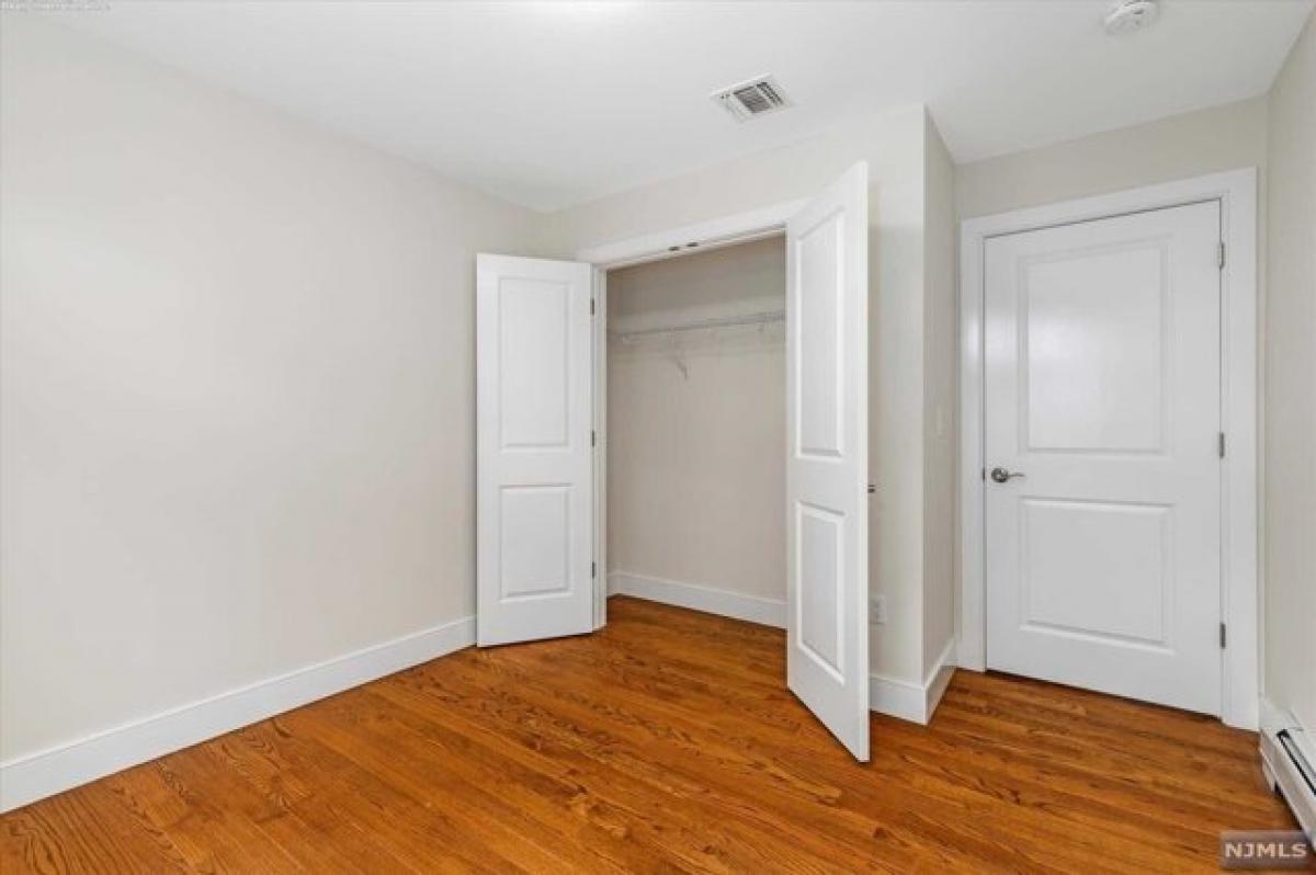 Picture of Home For Sale in Fort Lee, New Jersey, United States