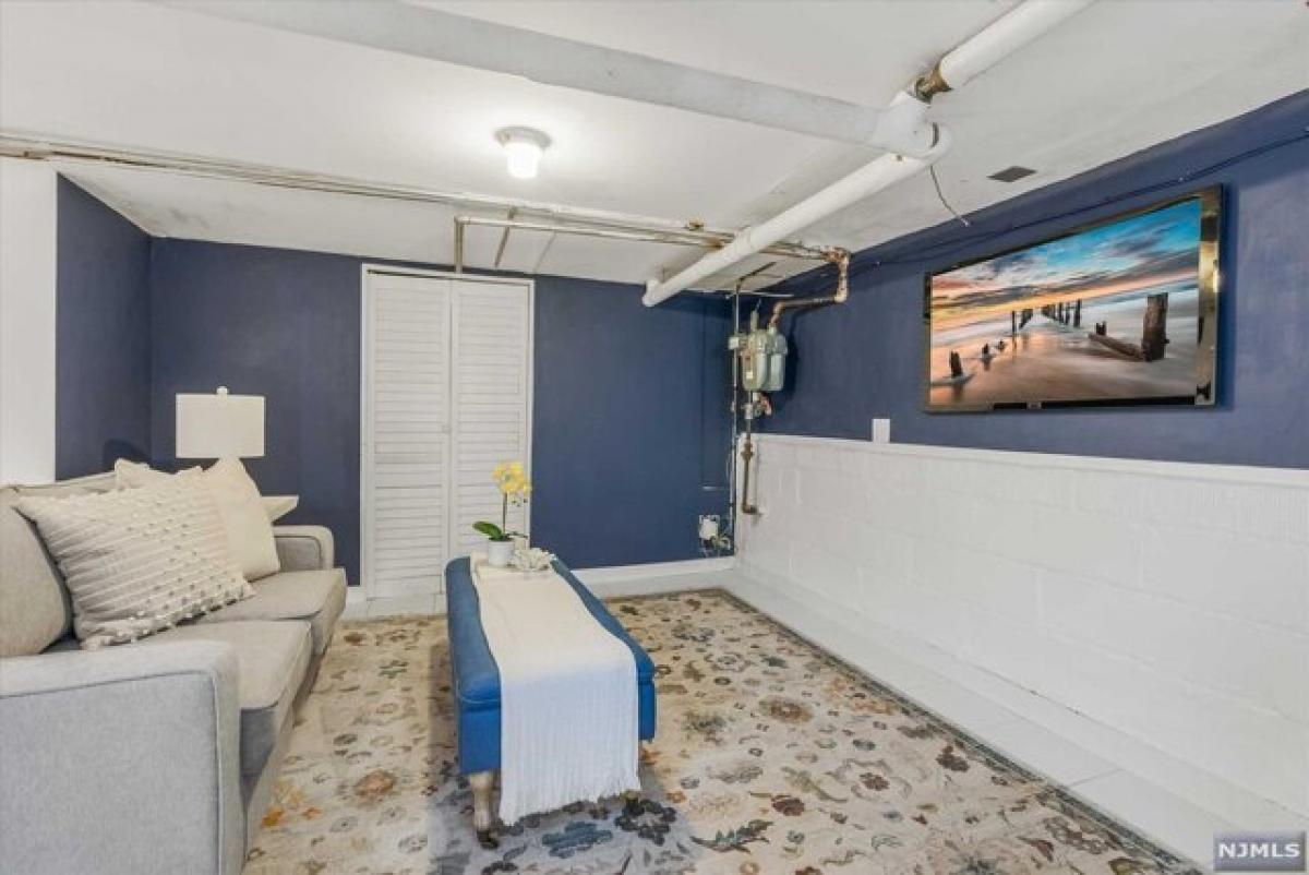 Picture of Home For Sale in Bloomfield, New Jersey, United States