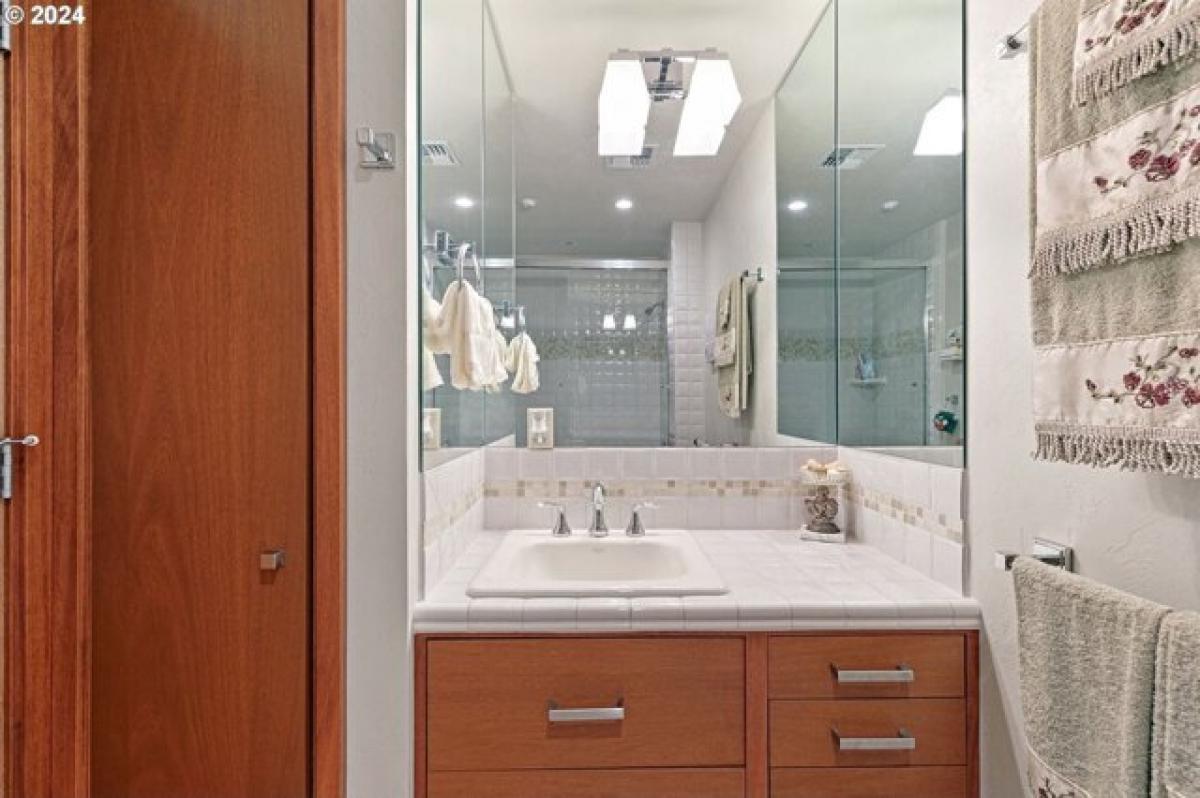 Picture of Home For Sale in Pleasant Hill, Oregon, United States