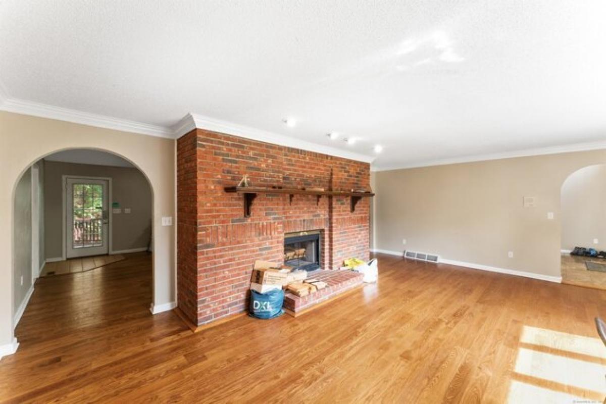 Picture of Home For Sale in Shelton, Connecticut, United States