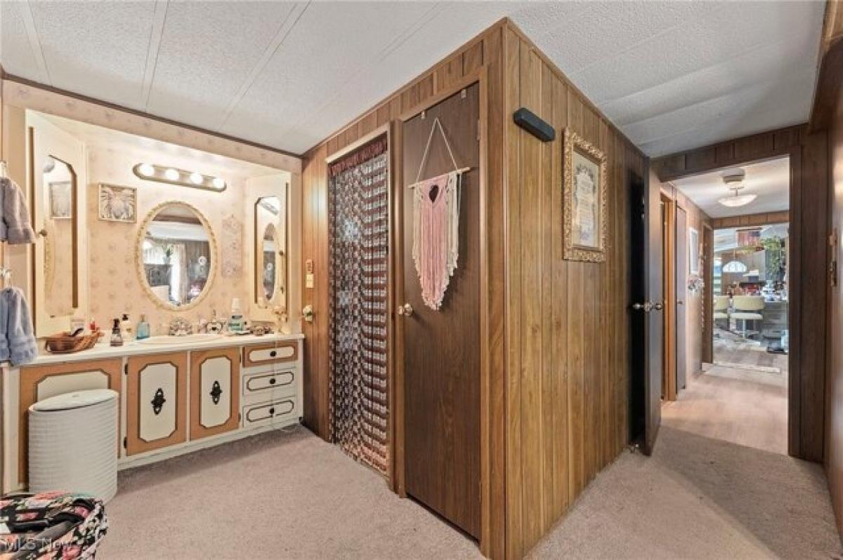 Picture of Home For Sale in Leavittsburg, Ohio, United States