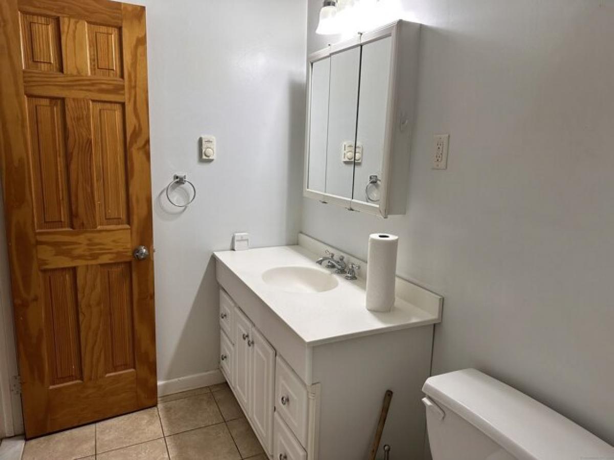 Picture of Home For Sale in Milford, Connecticut, United States