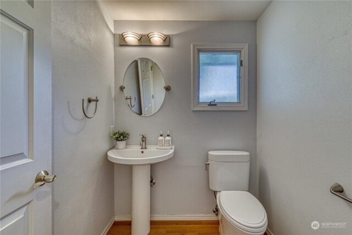 Picture of Home For Sale in Bremerton, Washington, United States