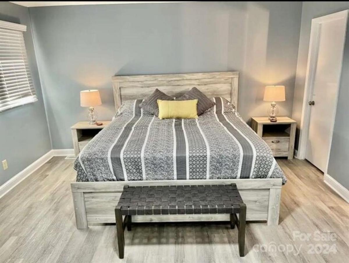 Picture of Home For Sale in Lake Lure, North Carolina, United States