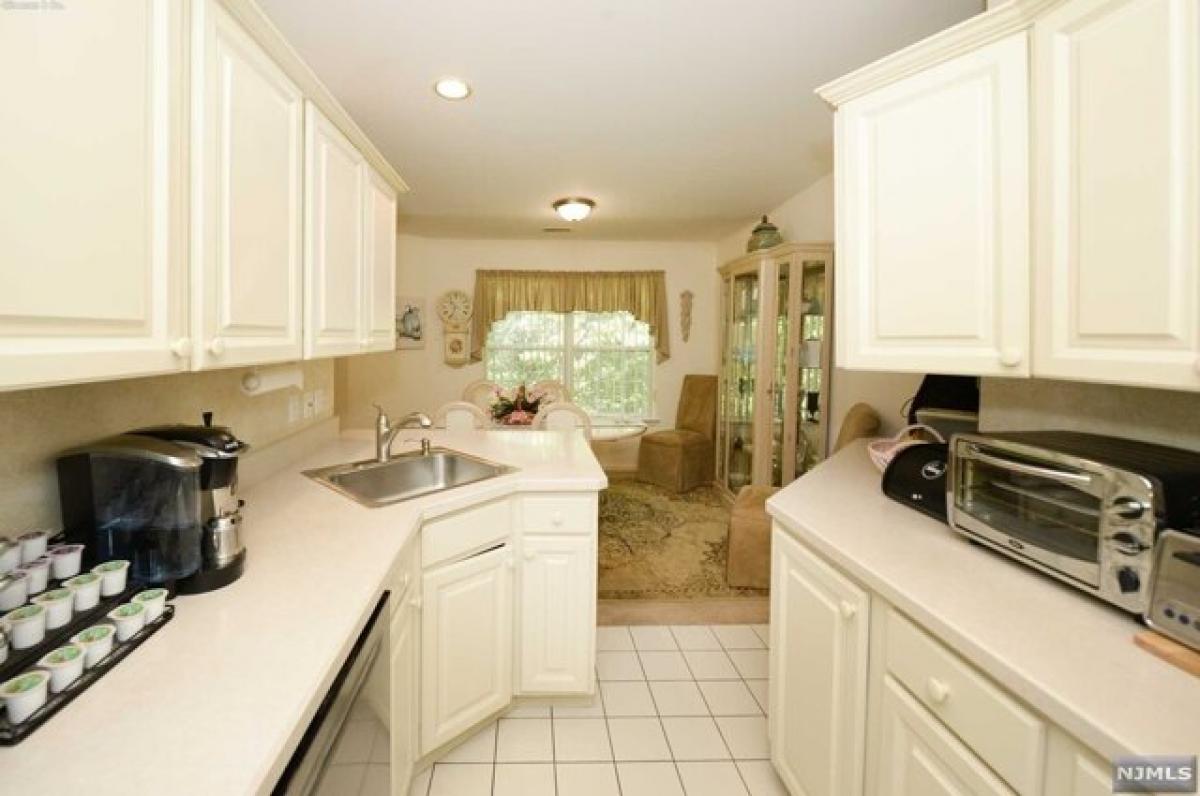 Picture of Home For Sale in Waldwick, New Jersey, United States