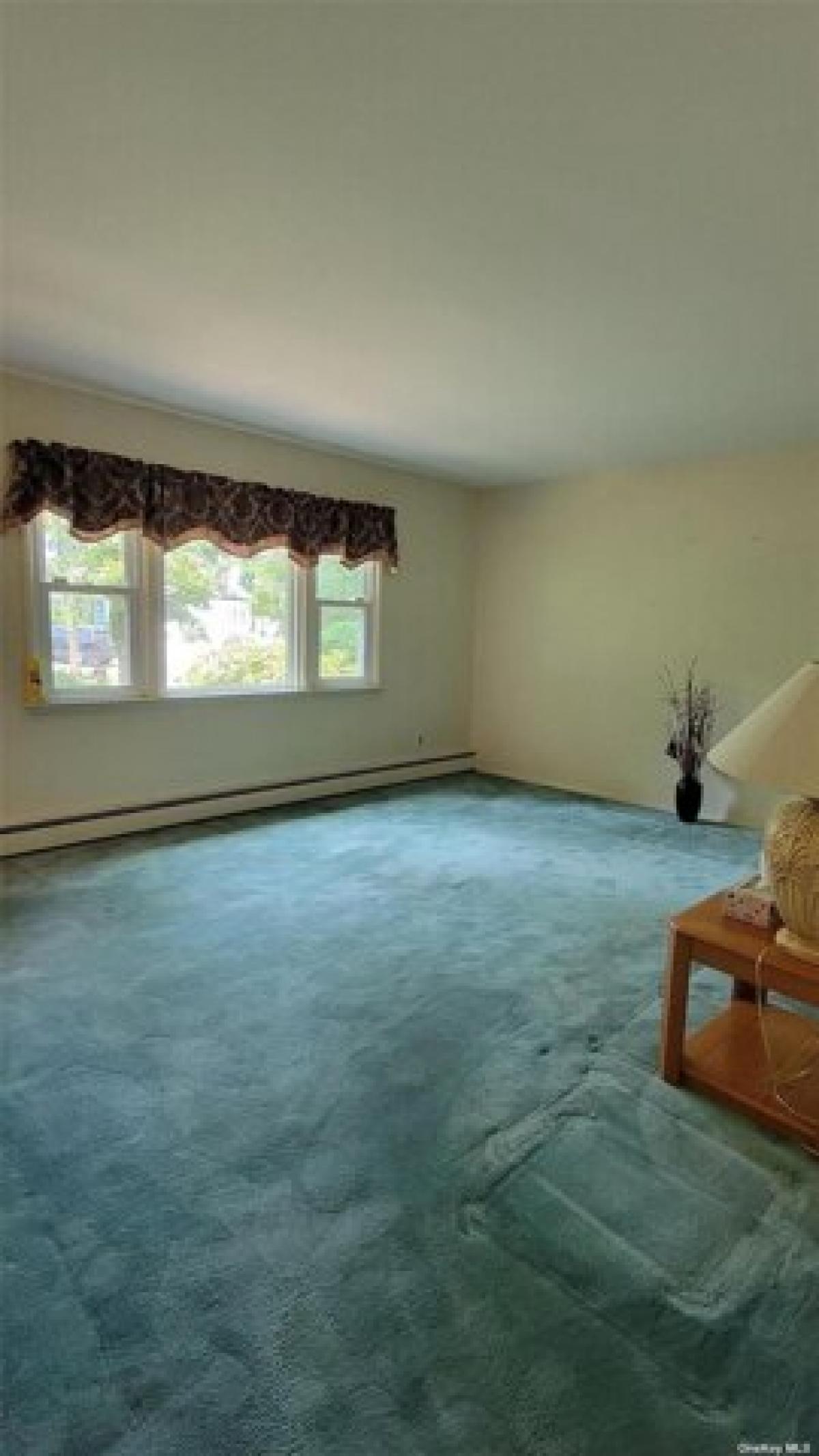 Picture of Home For Sale in Deer Park, New York, United States