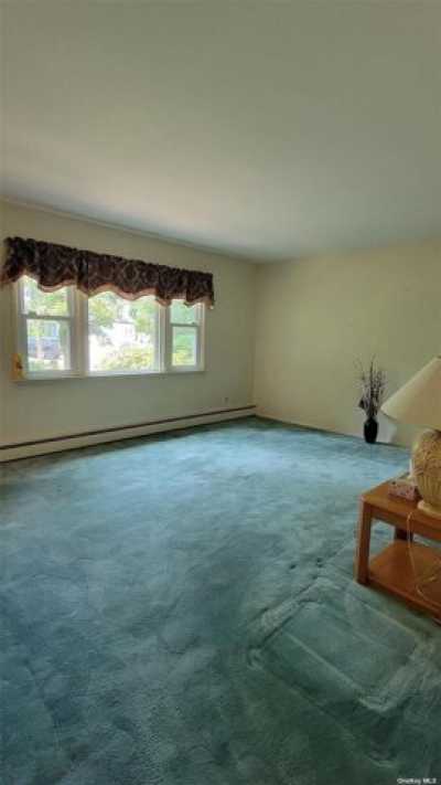 Home For Sale in Deer Park, New York