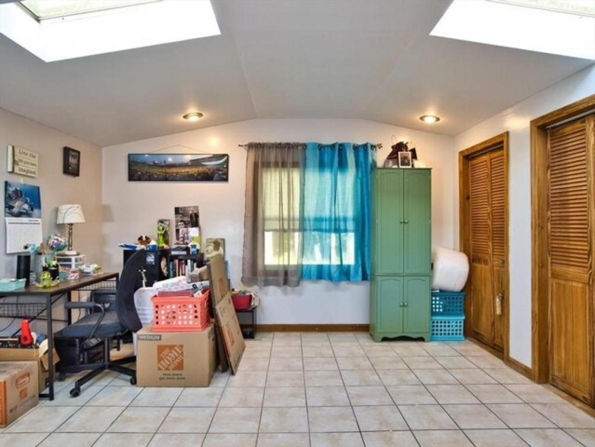 Picture of Home For Sale in Swansea, Massachusetts, United States