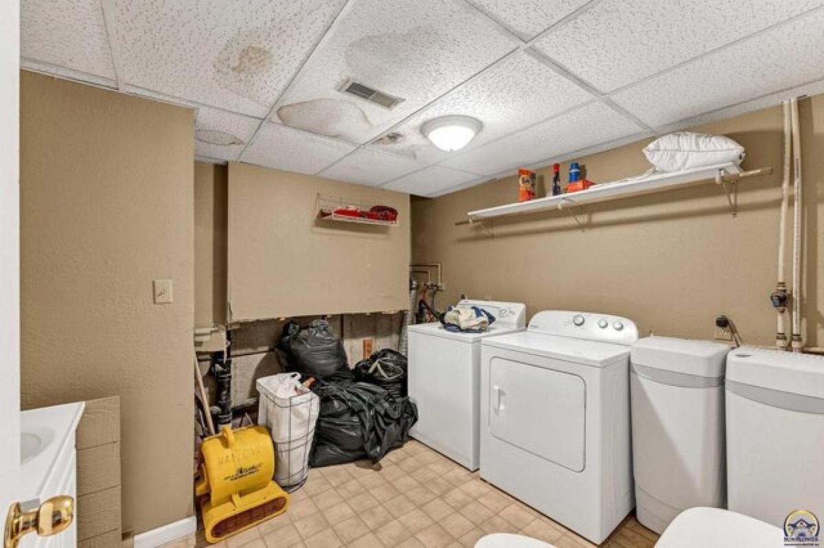 Picture of Home For Sale in Topeka, Kansas, United States